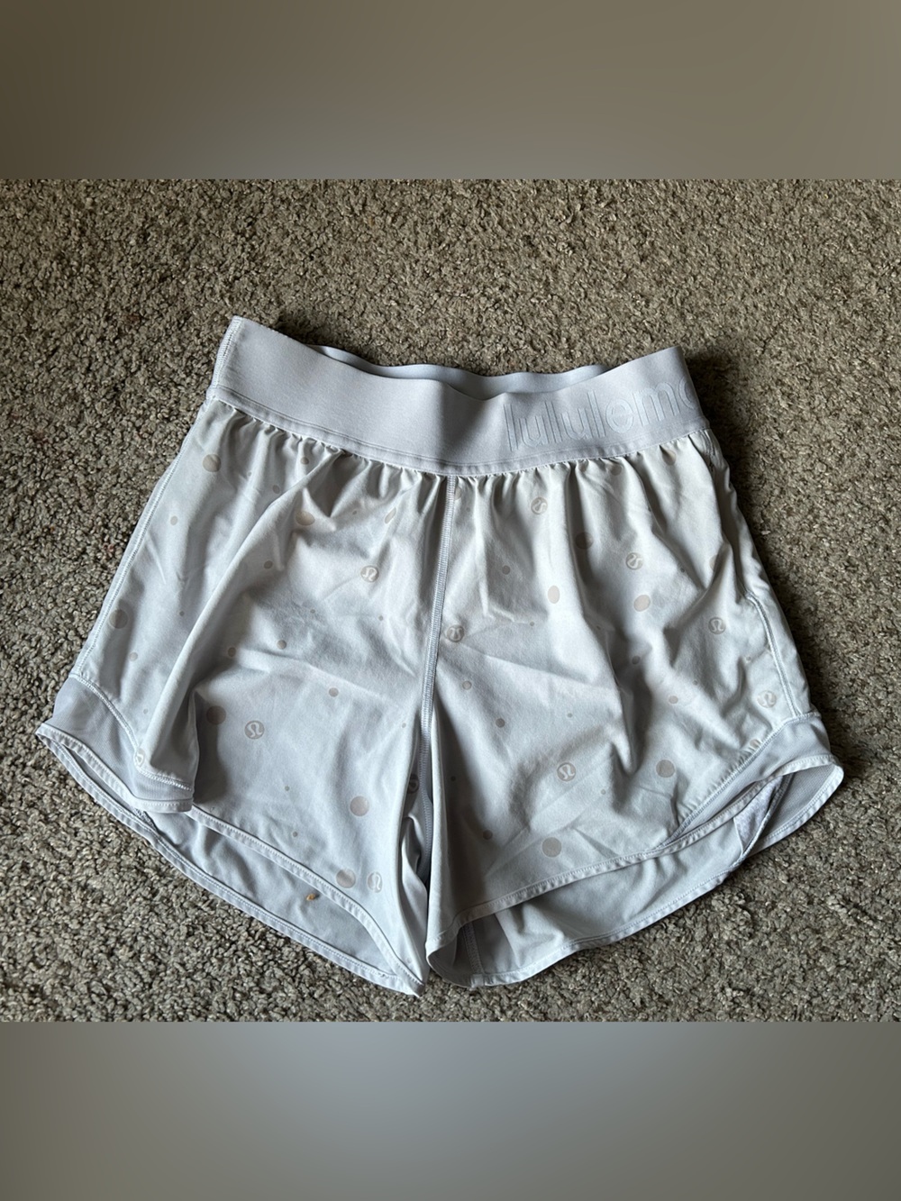 lululemon hotty hot shorts 4” *logo